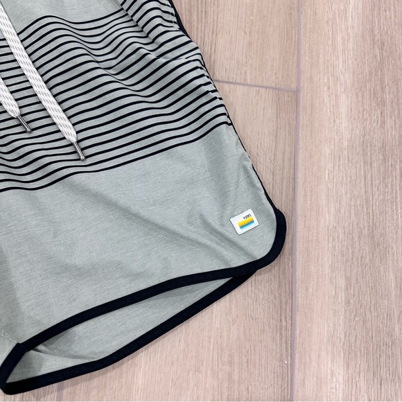 Vuori Peloton Men’s banks shorts Medium blue  green stripe - Picture 3 of 8